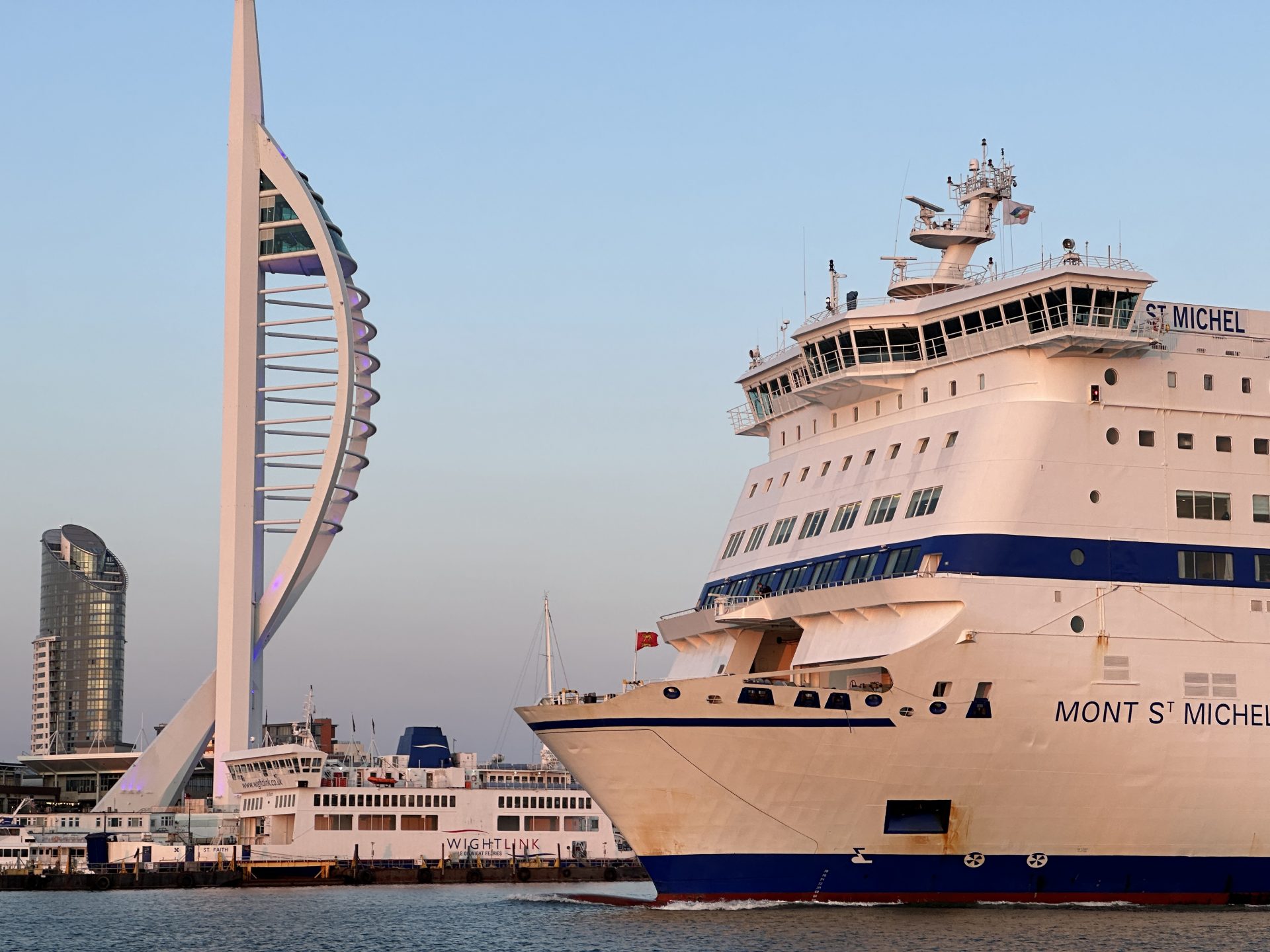 Ships to plug in at port to beat pollution